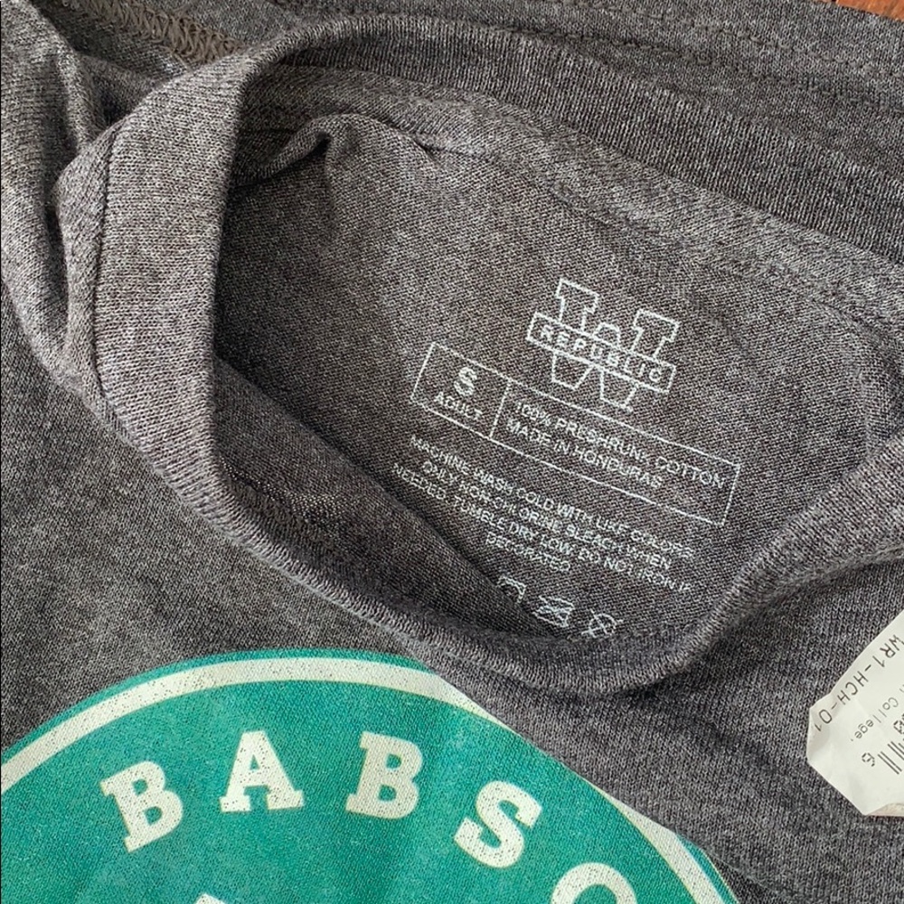 *NEVER WORN* Babson College NCAA Cotton T-Shirt - Picture 2 of 8